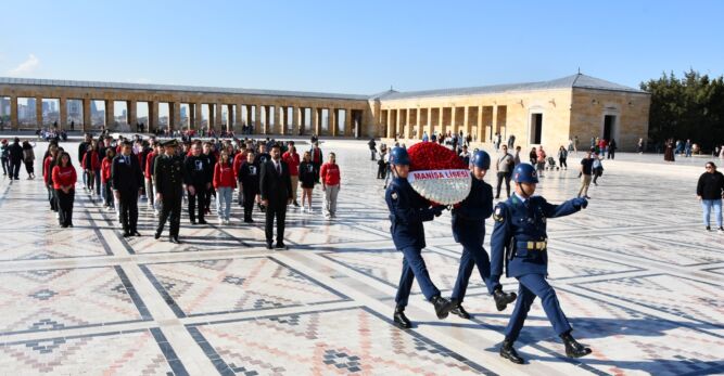 138 yıllık Manisa Lisesi  Anıtkabir’de Atatürk’ü andı