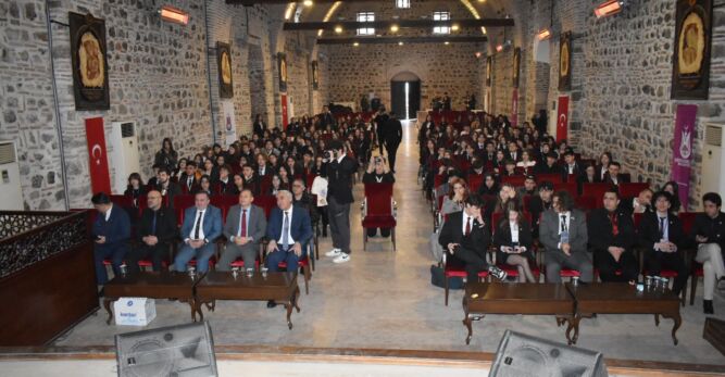 Hasan Türek Anadolu Lisesi  Birleşmiş Milletler konferansı   simülasyonu gerçekleşiyor.