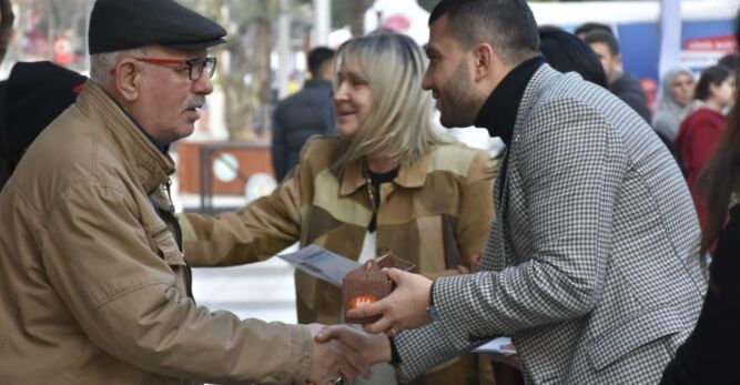 Başkan Adayı Karadağ MHP ve CHP stantlarına da kandil simidi dağıttı