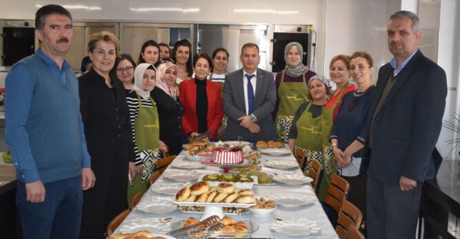 Yunusemre Halk Eğitimi Merkezi geleceğin pasta ustalarını yetiştiriyor