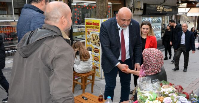 Gürhan Özcan Kuyumcular Çarşısında esnafları ziyaret etti