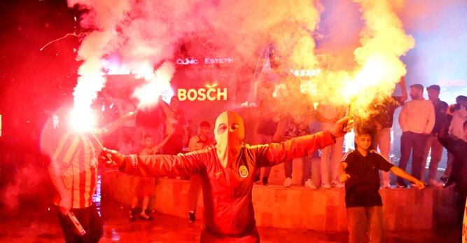 Manisa’da  Galatasaraylıların şampiyonluk kutlaması