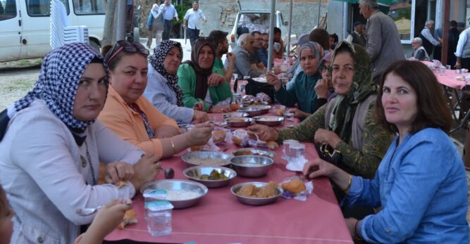 GÖRDES ÇİÇEKLİ GELENEKSEL KÖY HAYRI YAPILDI