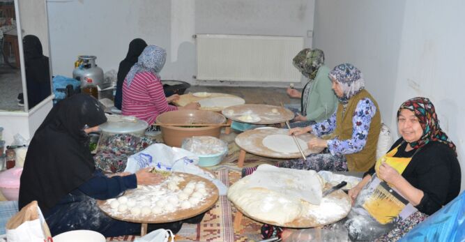 Kur’an kursu için hayır çarşısı adıyla kermes düzenledi.